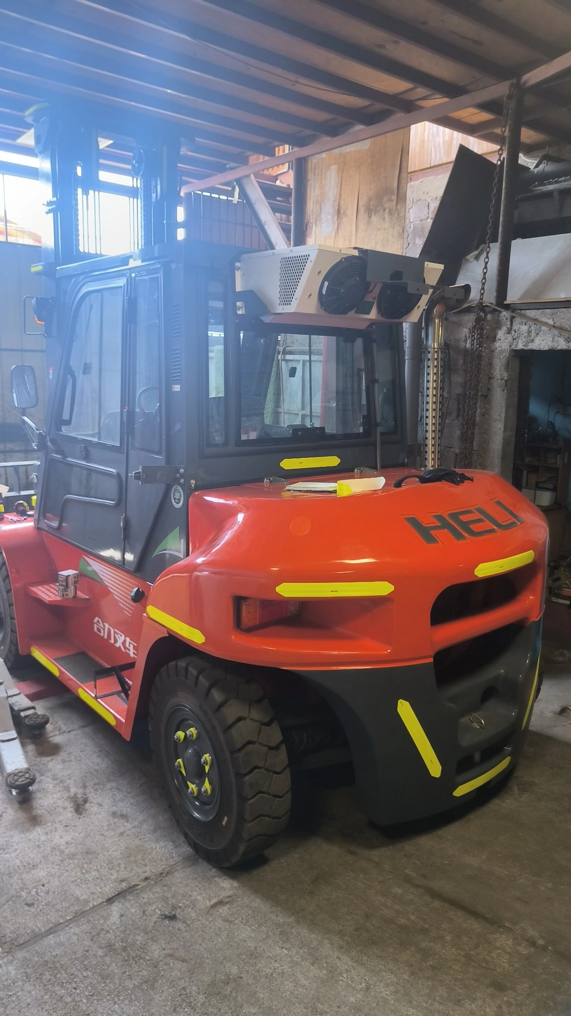 operación de carga con grúa horquilla