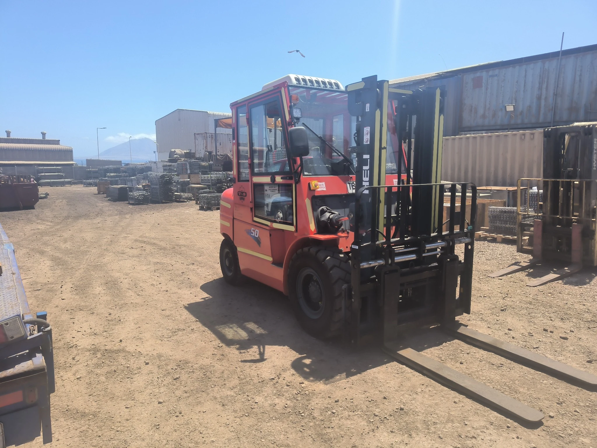 grúa horquilla en faena industrial en Antofagasta